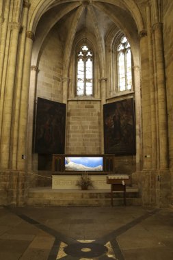 Morella, Castellon, İspanya - 18 Nisan 2025: Morella kasabasındaki Santa Maria La Mayor kilisesinde peçeli Uyuyan Bakire