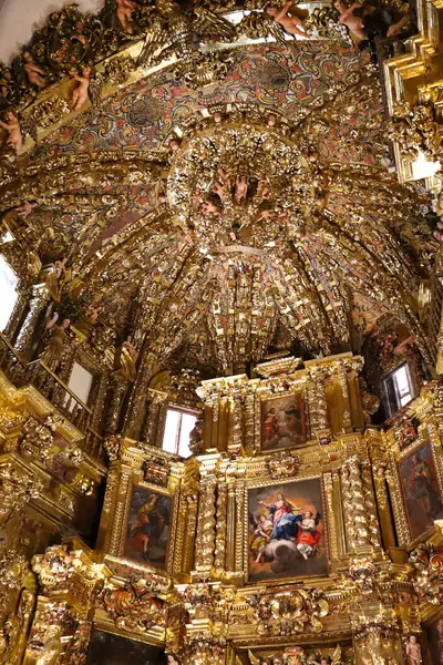 Morella, Castellon, İspanya - 18 Nisan 2025: Morella kasabası, Castellon, İspanya 'da Santa Maria Belediye Başkanı Kilisesi Churrigueresque' de güzel bir sunak