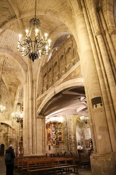 Morella, Castellon, İspanya - 18 Nisan 2025: Morella kasabasındaki Santa Maria La Mayor kilisesinin mimari detayları