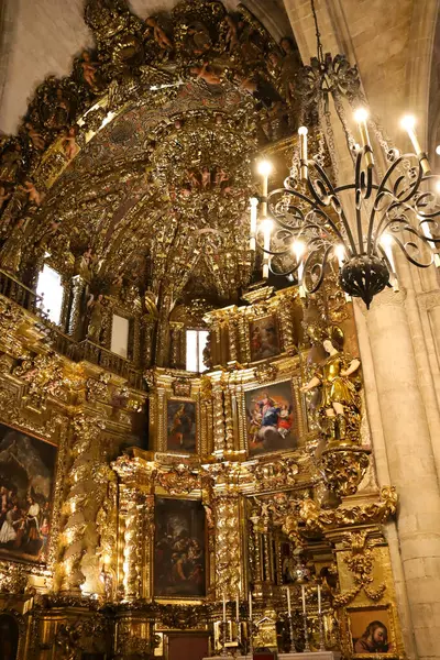 Morella, Castellon, İspanya - 18 Nisan 2025: Morella kasabası, Castellon, İspanya 'da Santa Maria Belediye Başkanı Kilisesi Churrigueresque' de güzel bir sunak