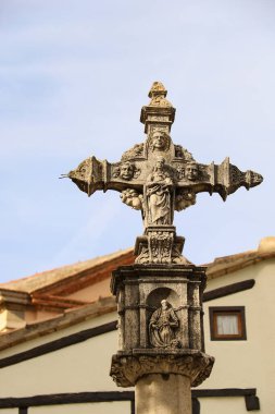 İspanya 'nın Morella kasabasındaki kilisenin yanındaki taş geçidi.