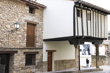 Morella, Castellon, İspanya... 18 Nisan 2025: Morella şehrinde tarihi eski evleri olan dar sokaklar, tepenin üstünde yer alan duvarlarla çevrili bir şehir.