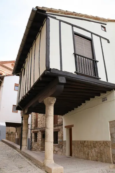 Morella, Castellon, İspanya... 18 Nisan 2025: Morella şehrinde tarihi eski evleri olan dar sokaklar, tepenin üstünde yer alan duvarlarla çevrili bir şehir.