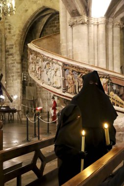 Morella, Castellon, İspanya... 18 Nisan 2025: Morella kasabası, Castellon, İspanya 'da Santa Maria Belediye Başkanı kilisesinde geçit törenini bekleyen tövbekar cüppesi giymiş insanlar
