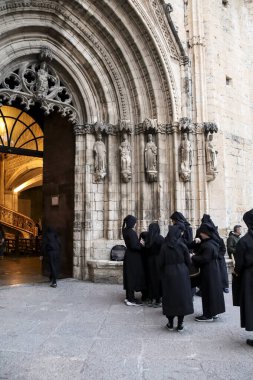 Morella, Castellon, İspanya... 18 Nisan 2025: Morella kasabası, Castellon, İspanya 'da Santa Maria Belediye Başkanı kilisesinde geçit törenini bekleyen tövbekar cüppesi giymiş insanlar