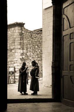 Morella, Castellon, İspanya... 18 Nisan 2025: Morella kasabası, Castellon, İspanya 'da Santa Maria Belediye Başkanı kilisesinde geçit törenini bekleyen tövbekar cüppesi giymiş insanlar