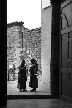 Morella, Castellon, İspanya... 18 Nisan 2025: Morella kasabası, Castellon, İspanya 'da Santa Maria Belediye Başkanı kilisesinde geçit törenini bekleyen tövbekar cüppesi giymiş insanlar