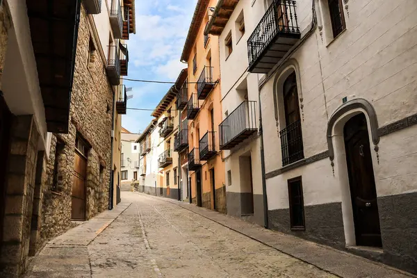 Morella, Castellon, İspanya... 18 Nisan 2025: Morella şehrinde tarihi eski evleri olan dar sokaklar, tepenin üstünde yer alan duvarlarla çevrili bir şehir.