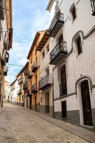 Morella, Castellon, İspanya... 18 Nisan 2025: Morella şehrinde tarihi eski evleri olan dar sokaklar, tepenin üstünde yer alan duvarlarla çevrili bir şehir.