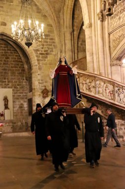 Morella, Castellon, İspanya, Castellon 'daki Santa Maria Belediye Başkanı kilisesinde yapılacak tören için kostaleros ve tövbekar cüppesi giyen insanlar 18 Nisan 2025