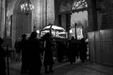 Morella, Castellon, İspanya... 18 Nisan 2025: İnsanlar Costaleros 'u aradı ve Morella, İspanya' daki Castellon kasabasındaki Santa Maria La Mayor kilisesinde yapılacak tören için İsa 'yı taşıyan tövbekar cübbelerini giydiler.