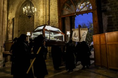 Morella, Castellon, İspanya... 18 Nisan 2025: İnsanlar Costaleros 'u aradı ve Morella, İspanya' daki Castellon kasabasındaki Santa Maria La Mayor kilisesinde yapılacak tören için İsa 'yı taşıyan tövbekar cübbelerini giydiler.