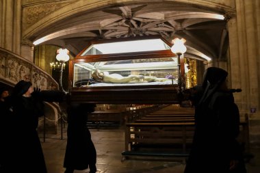 Morella, Castellon, İspanya... 18 Nisan 2025: İnsanlar Costaleros 'u aradı ve Morella, İspanya' daki Castellon kasabasındaki Santa Maria La Mayor kilisesinde yapılacak tören için İsa 'yı taşıyan tövbekar cübbelerini giydiler.