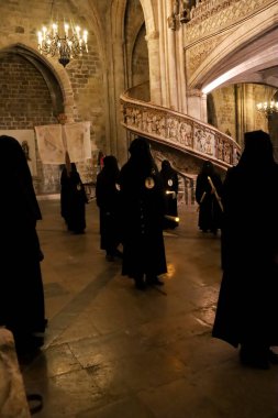 Morella, Castellon, İspanya... 18 Nisan 2025: Morella kasabası, Castellon, İspanya 'da Santa Maria Belediye Başkanı kilisesinde geçit törenini bekleyen tövbekar cüppesi giymiş insanlar