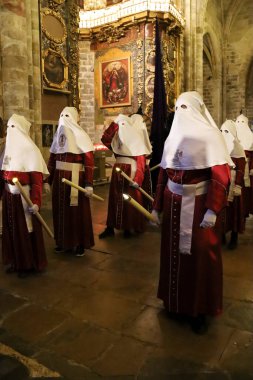 Morella, Castellon, İspanya... 18 Nisan 2025: Morella kasabası, Castellon, İspanya 'da Santa Maria Belediye Başkanı kilisesinde geçit törenini bekleyen tövbekar cüppesi giymiş insanlar