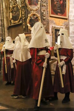 Morella, Castellon, İspanya... 18 Nisan 2025: Morella kasabası, Castellon, İspanya 'da Santa Maria Belediye Başkanı kilisesinde geçit törenini bekleyen tövbekar cüppesi giymiş insanlar
