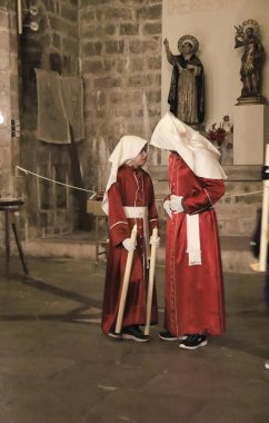 Morella, Castellon, İspanya... 18 Nisan 2025: Morella kasabası, Castellon, İspanya 'da Santa Maria Belediye Başkanı kilisesinde geçit törenini bekleyen tövbekar cüppesi giymiş insanlar