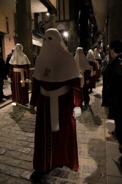 Morella, Castellon, İspanya, Castellon 'da düzenlenen Kutsal Hafta töreninde 18 Nisan 2025' te insanlar tövbekar elbisesi giymişti.