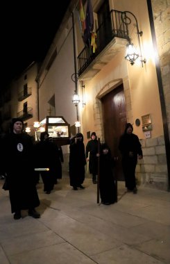 Morella, Castellon, İspanya... 18 Nisan 2025 'te insanlar Costaleros' u aradı ve Morella kasabası, Castellon, İspanya 'daki tören için İsa' yı taşıyan tövbekar cübbeler giydiler.