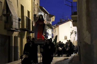 Morella, Castellon, İspanya... 18 Nisan 2025 'te insanlar Costaleros' u aradı ve bakireyi Morella kasabası, Castellon, İspanya 'daki tören için taşıyan tövbekar cübbelerini giydiler.