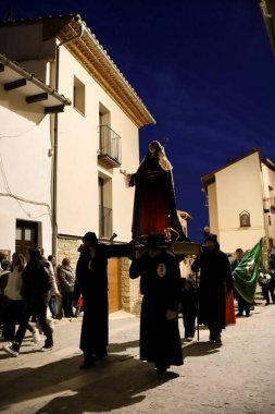 Morella, Castellon, İspanya... 18 Nisan 2025 'te insanlar Costaleros' u aradı ve bakireyi Morella kasabası, Castellon, İspanya 'daki tören için taşıyan tövbekar cübbelerini giydiler.