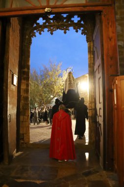 Morella, Castellon, İspanya, Castellon 'daki Santa Maria Belediye Başkanı kilisesinde yapılacak tören için kostaleros ve tövbekar cüppesi giyen insanlar 18 Nisan 2025