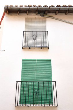 Morella kasabası, Castellon, İspanya 'da pencere ve balkonlu beyaz cephe