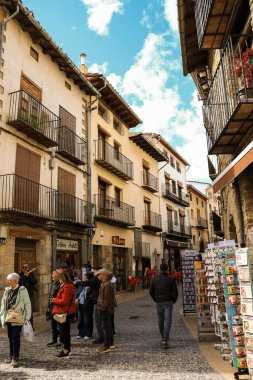 Morella, Castellon, İspanya... 18 Nisan 2025: Morella şehrinde tarihi eski evleri olan dar sokaklar, tepenin üstünde yer alan duvarlarla çevrili bir şehir.