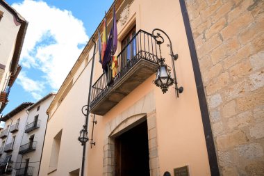 Morella, Castellon, İspanya... 18 Nisan 2025: Morella şehrinin eski belediye binası, tepenin üzerindeki duvarlarla çevrili şehir.