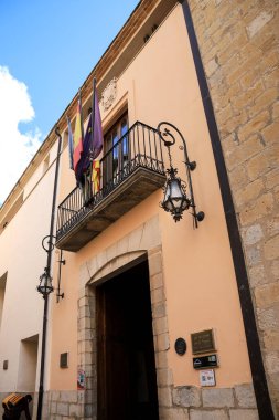 Morella, Castellon, İspanya... 18 Nisan 2025: Morella şehrinin eski belediye binası, tepenin üzerindeki duvarlarla çevrili şehir.