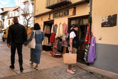 Morella, Castellon, İspanya... 18 Nisan 2025: Morella 'nın eski bir kasabasında eski bir giyim mağazası.