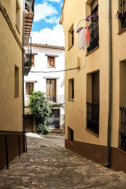 Morella, Castellon, İspanya... 18 Nisan 2025: Morella şehrinde tarihi eski evleri olan dar sokaklar, tepenin üstünde yer alan duvarlarla çevrili bir şehir.