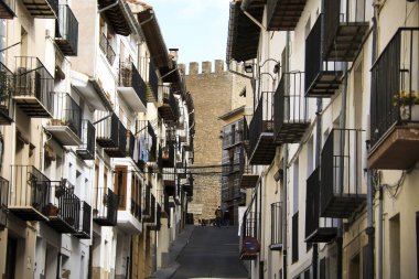 Morella, Castellon, İspanya... 18 Nisan 2025: Morella şehrinde tarihi eski evleri olan dar sokaklar, tepenin üstünde yer alan duvarlarla çevrili bir şehir.