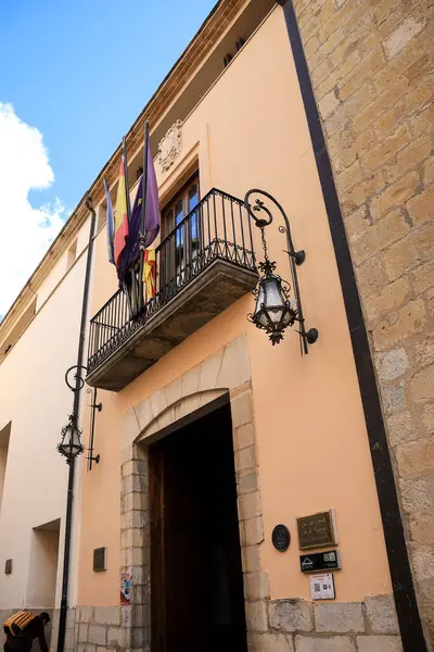 Morella, Castellon, İspanya... 18 Nisan 2025: Morella şehrinin eski belediye binası, tepenin üzerindeki duvarlarla çevrili şehir.