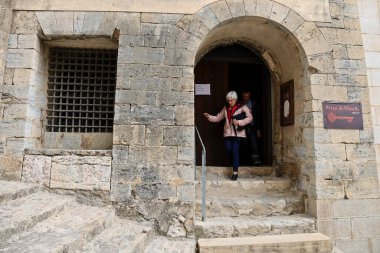 Morella, Castellon, İspanya... 18 Nisan 2025: Morella şehrindeki antika hapishane, tepenin üzerindeki duvarlarla çevrili şehir.
