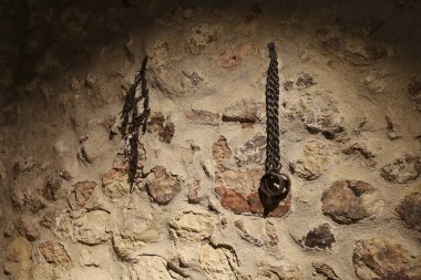 Morella, Castellon, İspanya... 18 Nisan 2025: Morella şehrindeki antika hapishane, tepenin üzerindeki duvarlarla çevrili şehir.