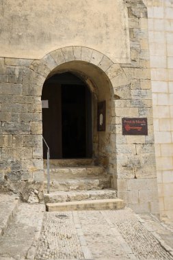 Morella, Castellon, İspanya... 18 Nisan 2025: Morella şehrindeki antika hapishane, tepenin üzerindeki duvarlarla çevrili şehir.