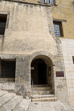 Morella, Castellon, İspanya... 18 Nisan 2025: Morella şehrindeki antika hapishane, tepenin üzerindeki duvarlarla çevrili şehir.