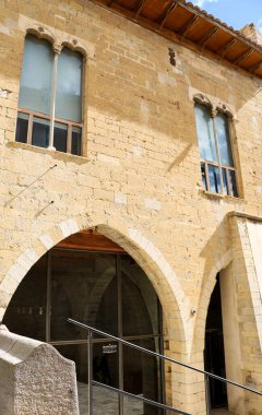 Morella, Castellon, İspanya... 18 Nisan 2025: Belediye Binası cephesi ve Morella şehrindeki eski hapishane.