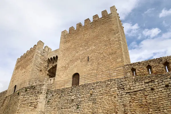 Morella, Castellon, İspanya... 18 Nisan 2025: Eski Morella şehrini çevreleyen duvarlardaki Sant Miquel Kuleleri