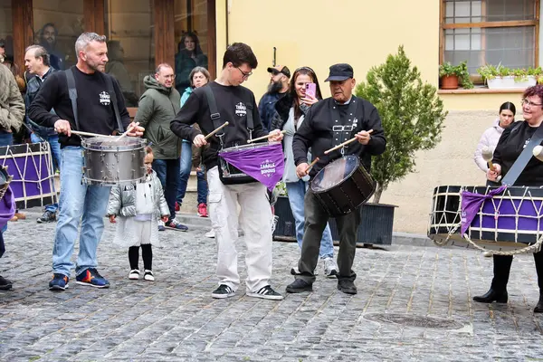 Morella, Castellon, İspanya... 18 Nisan 2025: insanlar La Tamborrada 'ya katılıyor, Morella' nın Kutsal Haftası için davul çalıyorlar.