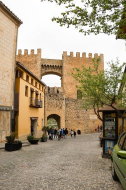 Morella, Castellon, İspanya... 18 Nisan 2025: Eski Morella şehrini çevreleyen duvarlardaki Sant Miquel Kuleleri