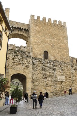 Morella, Castellon, İspanya... 18 Nisan 2025: Eski Morella şehrini çevreleyen duvarlardaki Sant Miquel Kuleleri