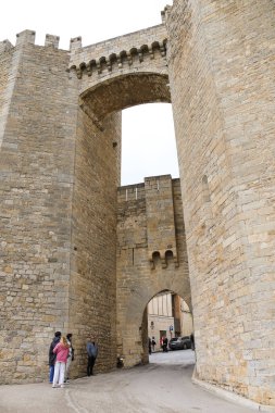 Morella, Castellon, İspanya... 18 Nisan 2025: Eski Morella şehrini çevreleyen duvarlardaki Sant Miquel Kuleleri
