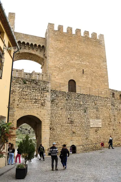 Morella, Castellon, İspanya... 18 Nisan 2025: Eski Morella şehrini çevreleyen duvarlardaki Sant Miquel Kuleleri