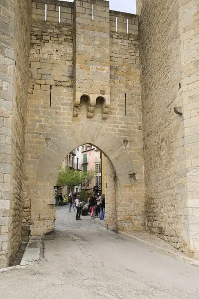 Morella, Castellon, İspanya... 18 Nisan 2025: Eski Morella şehrini çevreleyen duvarlardaki Sant Miquel Kuleleri