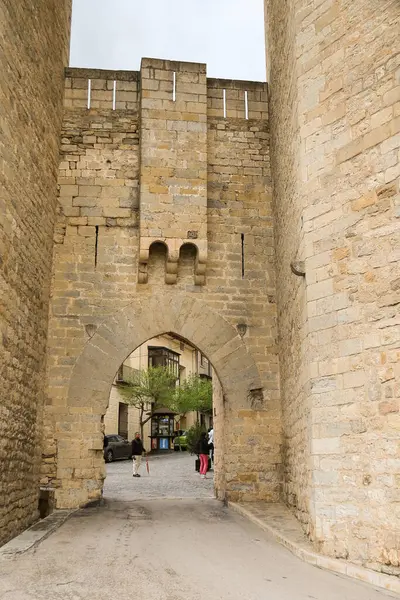 Morella, Castellon, İspanya... 18 Nisan 2025: Eski Morella şehrini çevreleyen duvarlardaki Sant Miquel Kuleleri