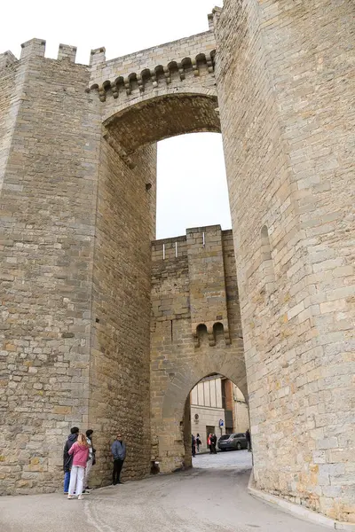 Morella, Castellon, İspanya... 18 Nisan 2025: Eski Morella şehrini çevreleyen duvarlardaki Sant Miquel Kuleleri