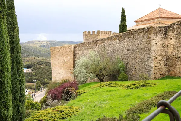 Morella kasabasını çevreleyen duvarlar ve Nevera Geçidi 'nin yanındaki bahçeler.