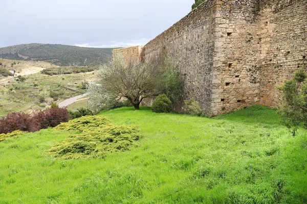 Morella kasabasını çevreleyen duvarlar ve Nevera Geçidi 'nin yanındaki bahçeler.